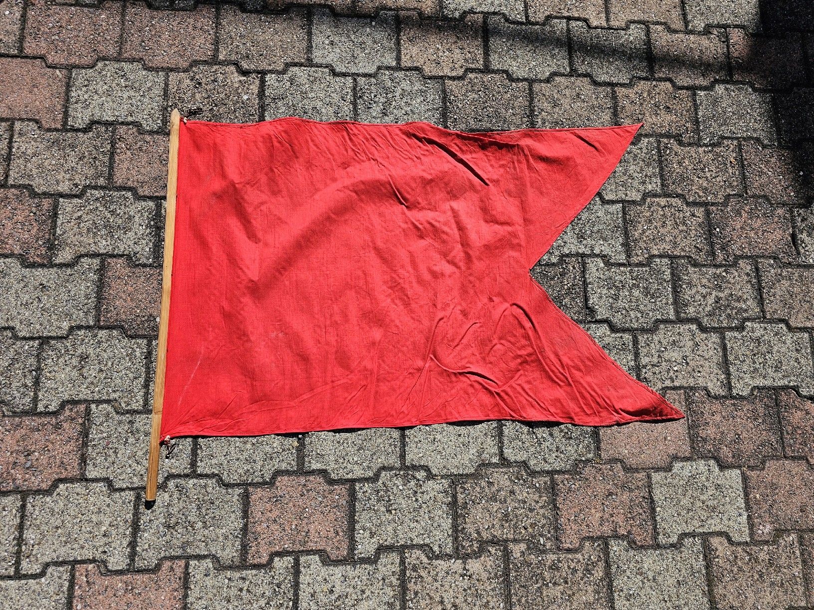 Drapeaux: Notflagge mit Flaggenstock – D'occasion à Meisterschwanden par Hummer21