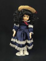 Porzellanpuppe Mädchen mit schwarzem Haar, H: 42cm