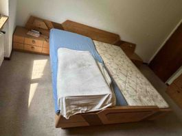Holzbett mit Nachttischen , Kleiderschrank und Kommode