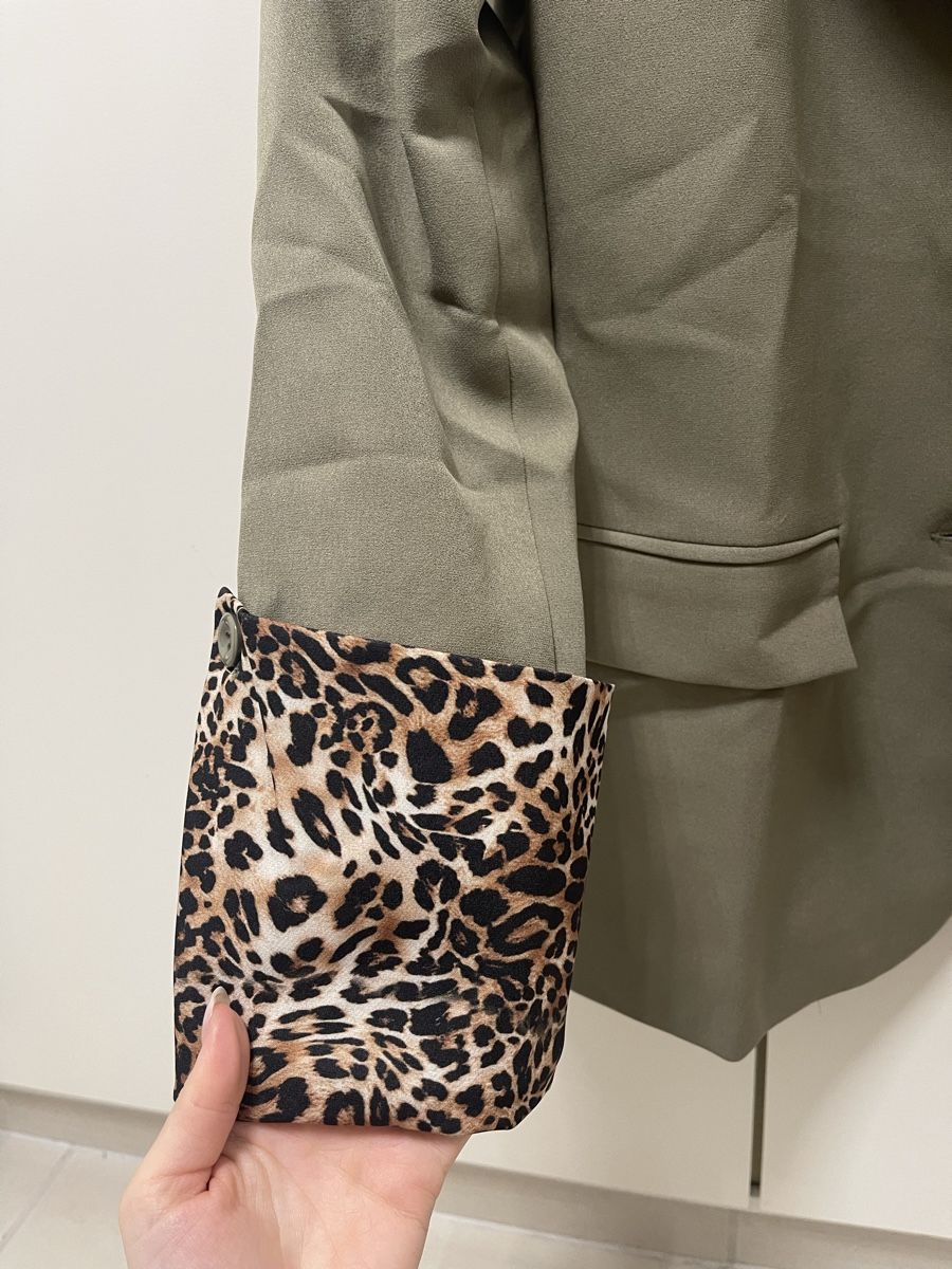 Vestes: Khaki Blazer Gr S mit Leopard Ärmel – Neuf (Voir description) à Bassersdorf par Sandy456 2
