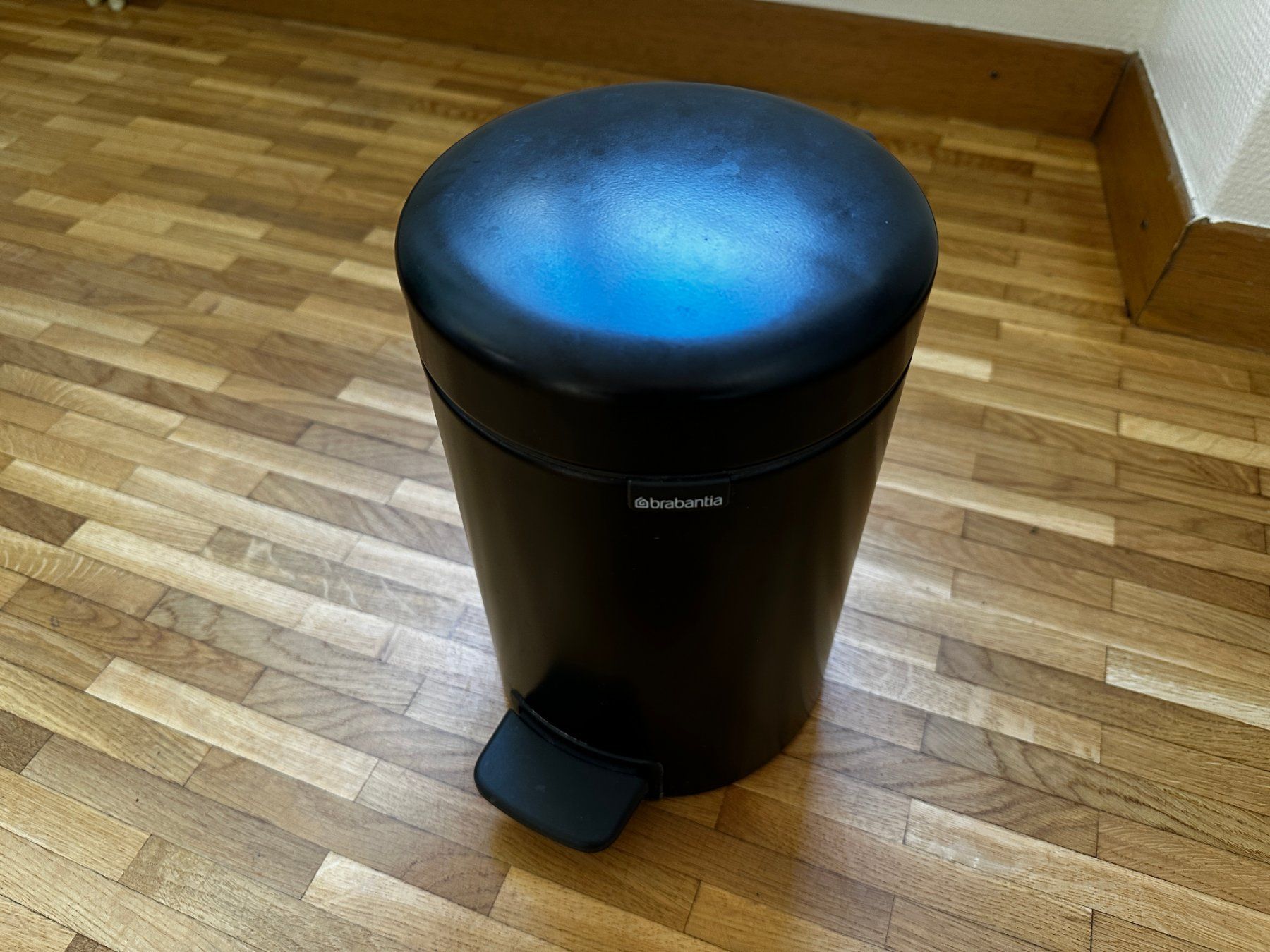 Brabantia Cestini per rifiuti: Brabantia NewIcon Treteimer Mattschwarz 5L – Usato da Lausanne venduto da brixton
