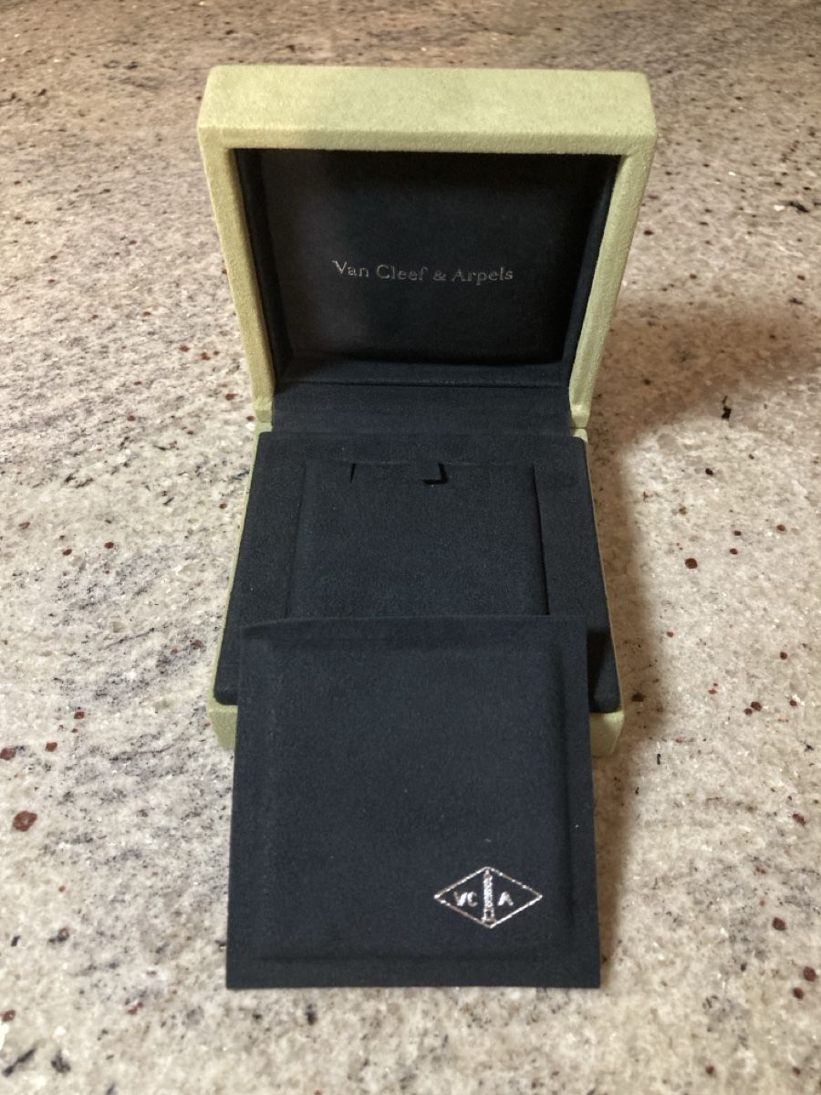 Schmuckkästen: Van Cleef & Arpels Jewelry Box - Original - Small – Neu (gemäss Beschreibung) aus Genève von arisol