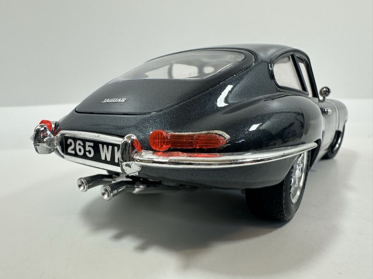 Jaguar Modellini d'auto: 1961 Jaguar E Type 1:18, dunkelgrau, BBURAGO – Nuovo (secondo la descrizione) da Zofingen venduto da rf9_x2xt 4
