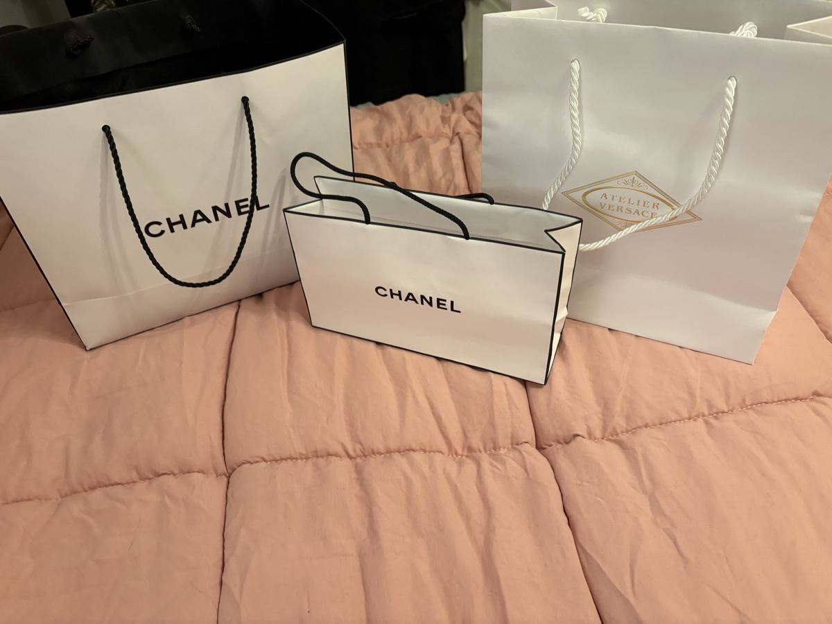 Chanel Taschen: Chanel und Versace Papiertragetaschen, neuwertig, 3 Stk. – Gebraucht aus Zürich von venusandmars 2