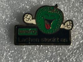 Waro Lachen steckt an Pin