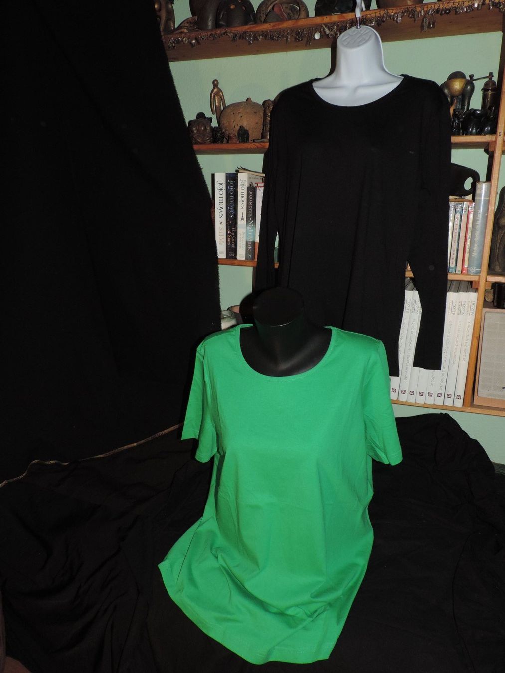Lotti di vestiti: 2 t-shirt noir et vert – Usato da Genève venduto da Axelle333 3