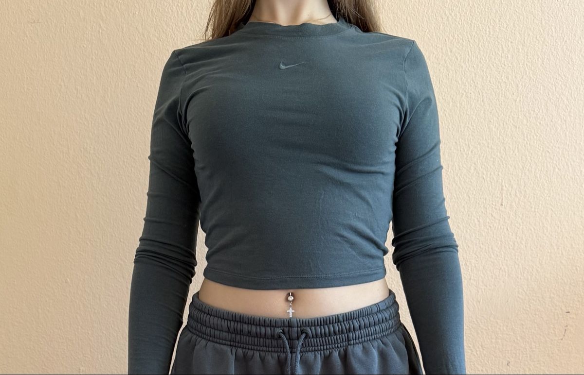 Nike Top: Nike Long-Sleeve Crop Top – Nuovo (secondo la descrizione) da Genève venduto da yav_9r9f