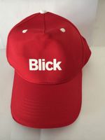 Blick Mütze rot mit weisser Aufschrift.