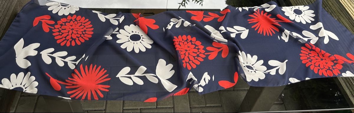 Foulards, Tücher & Schals: Charming Floral Scarf - Red, White & Navy - Perfect Gift – Neu (gemäss Beschreibung) aus Saland von ele_vc96