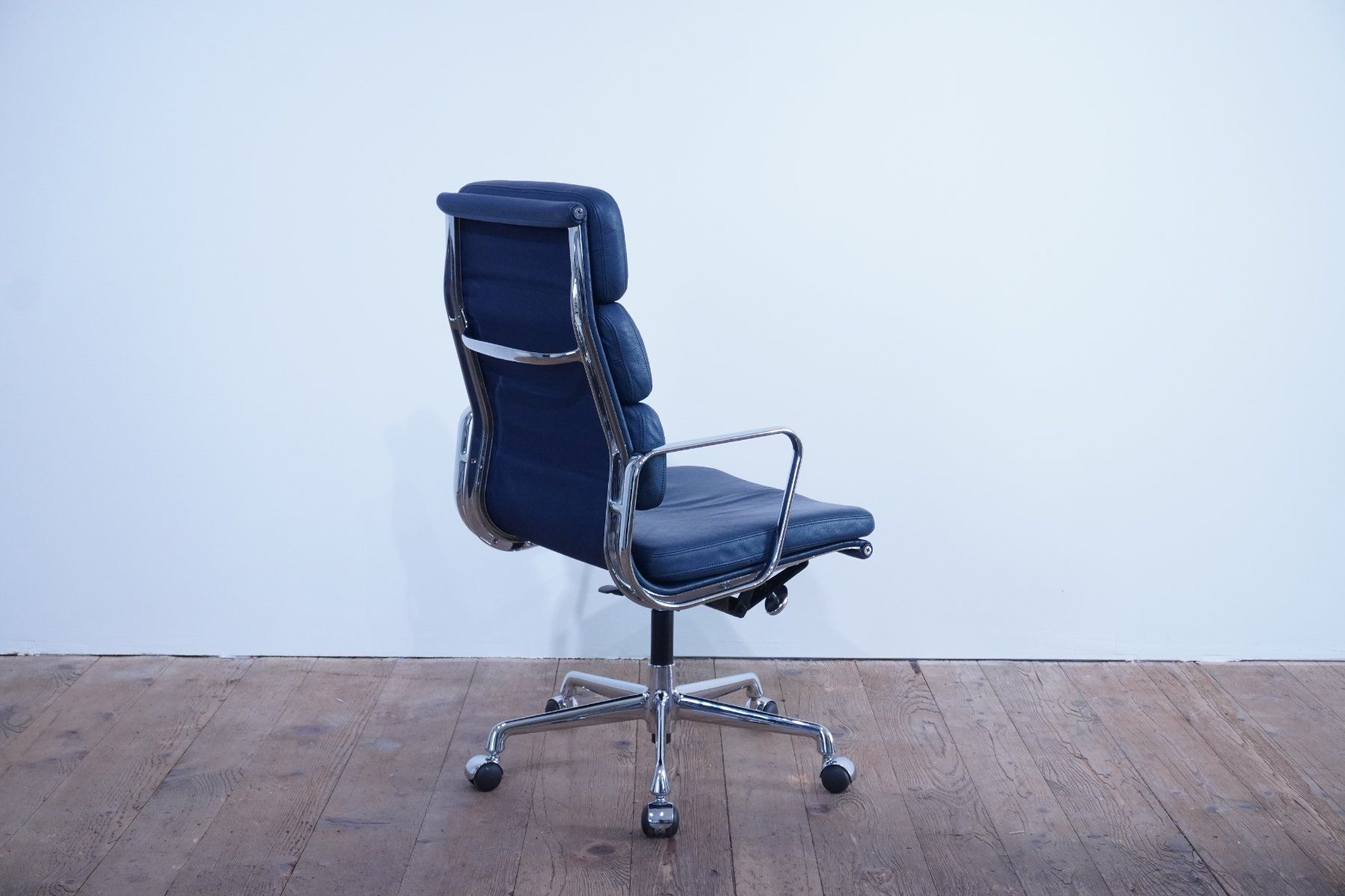 Vitra Chaises: Vitra Eames Soft Pad EA219 Leder dunkelblau – D'occasion à Bad Zurzach par QLASSIQ 2