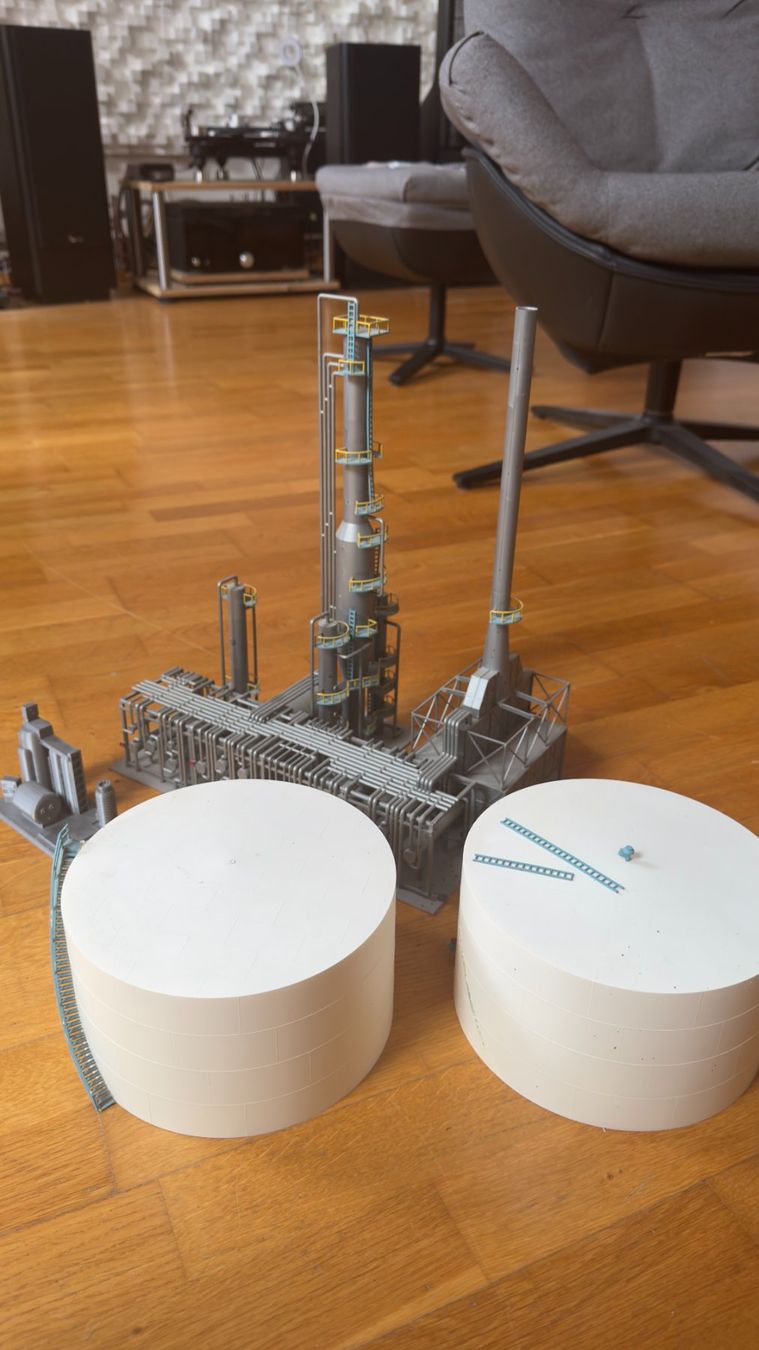 Modelleisenbahnen: Refinery H0 kit built by Cornerstone – Gebraucht aus Wabern von StelianPavalache