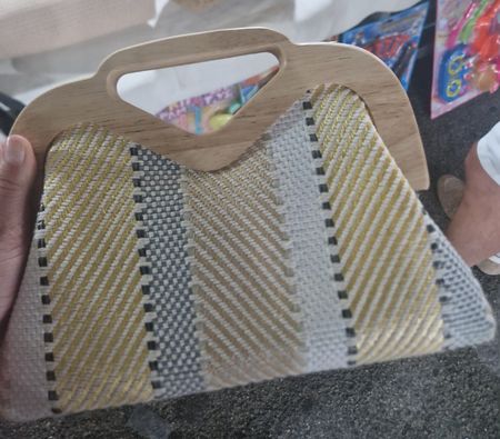 Handtasche mit Holzgriff und Goldkette Neu