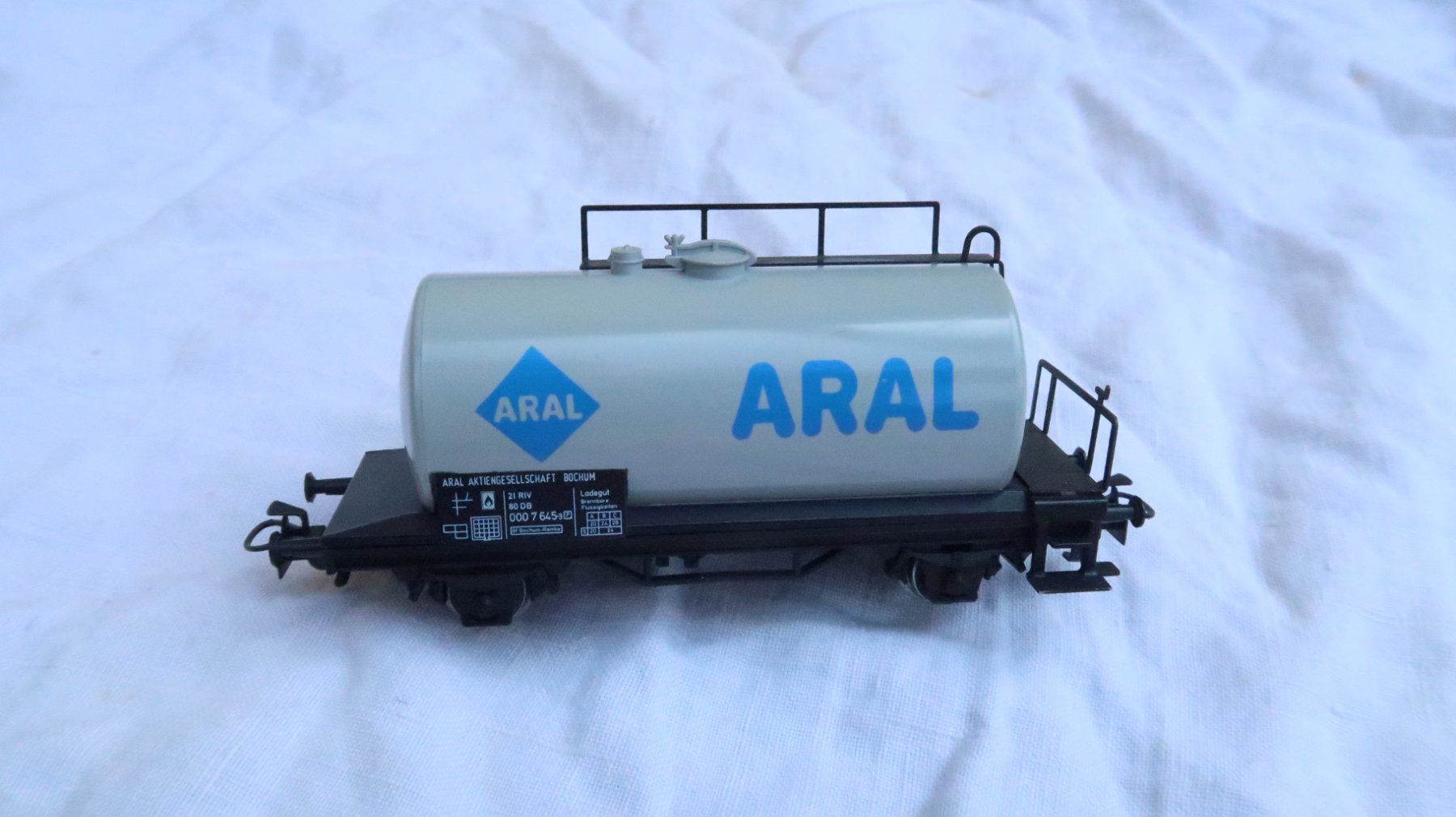 Märklin Trains électriques: MÄRKLIN Nr. 4440 DB "Aral" Tankwagen – D'occasion à Muttenz par Laeckerlihamschter 1