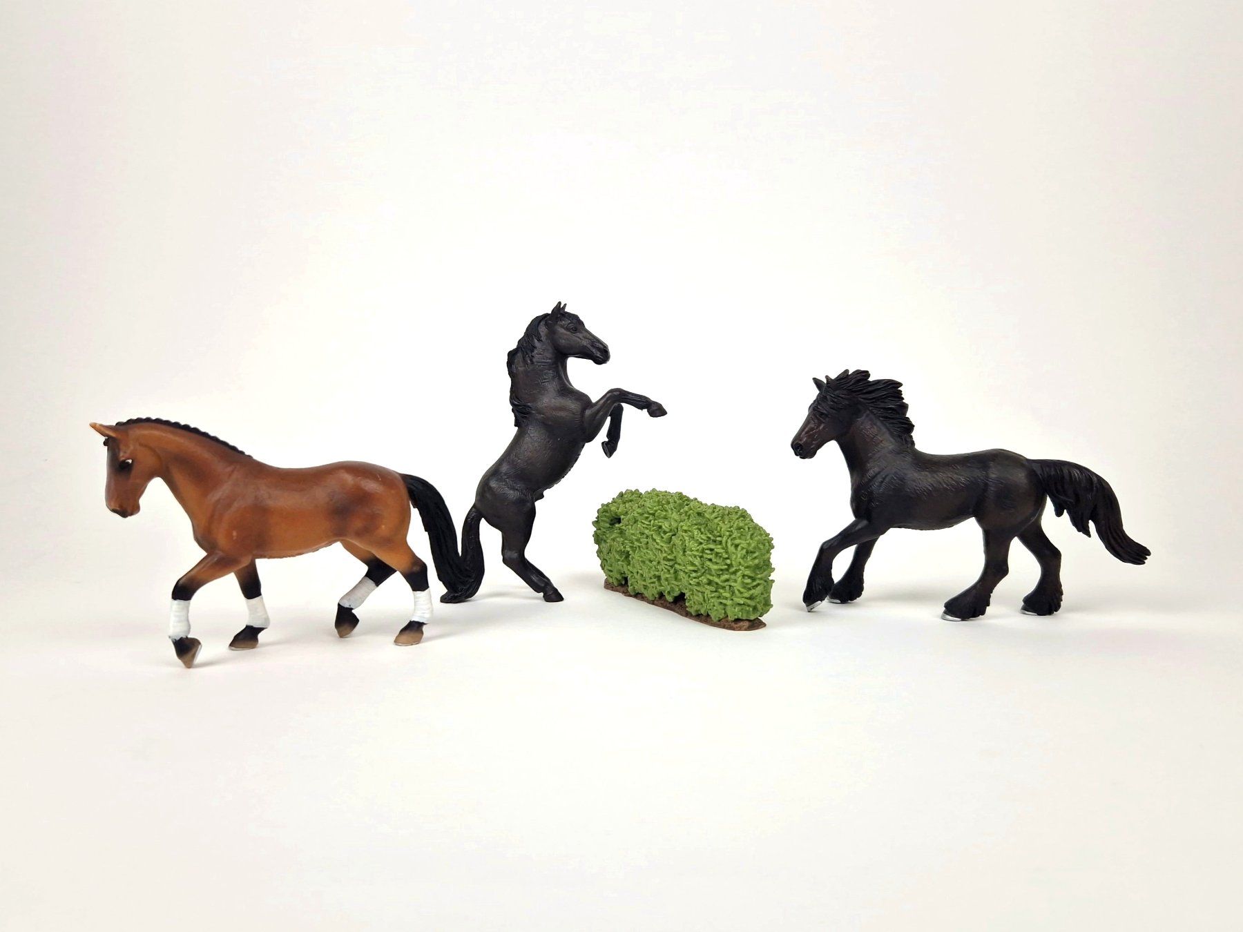 Schleich Spielzeuge: Drei Schleich Pferde, mit Hecke – Gebraucht aus Basel von Restwert_Basel