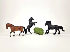 Drei Schleich Pferde, mit Hecke