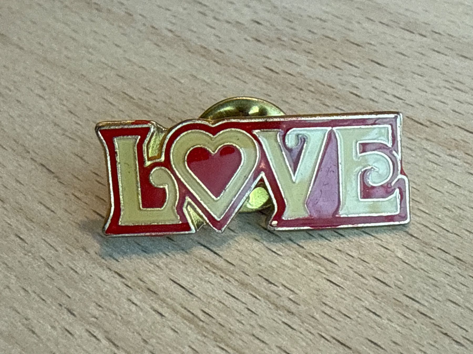 Plaketten & Abzeichen: Pin Love – Gebraucht aus Glattbrugg von Schweigmatt