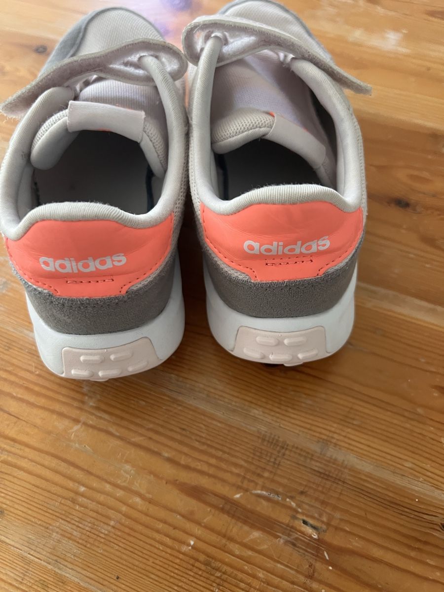Schuhe für Mädchen: Adidas Turnschuhe – Gebraucht aus Zollikofen von Nesepalamutu