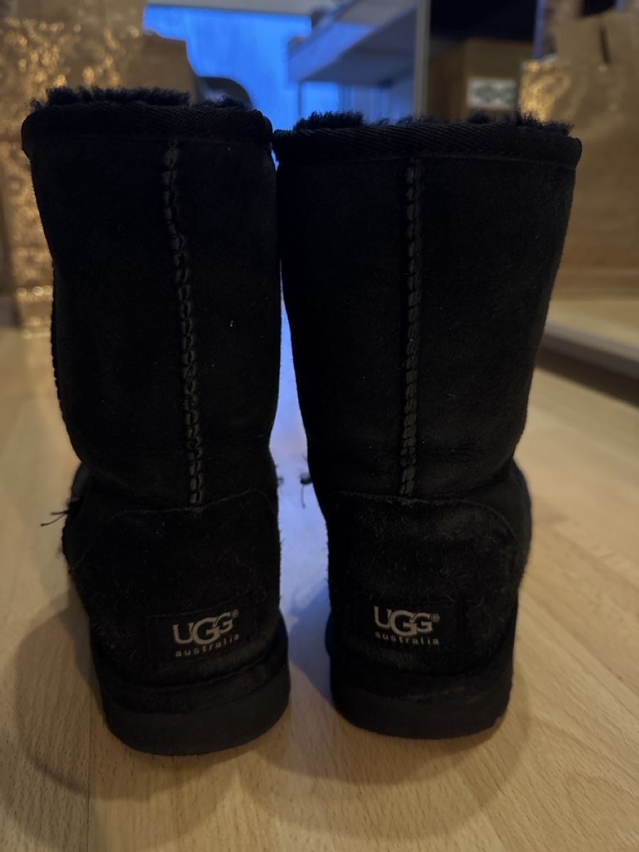 Scarpe da donna: Schwarze UGG Boots, Grösse 37 – Usato da Fribourg venduto da wid_95vj 1