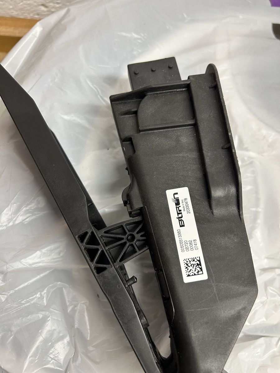 Alfa Romeo Tutti pezzi di ricambio auto: Alfa Romeo Stelvio Giulia Gaspedal Accelerator Pedal – Usato da Emmenbrücke venduto da draganmih85 1
