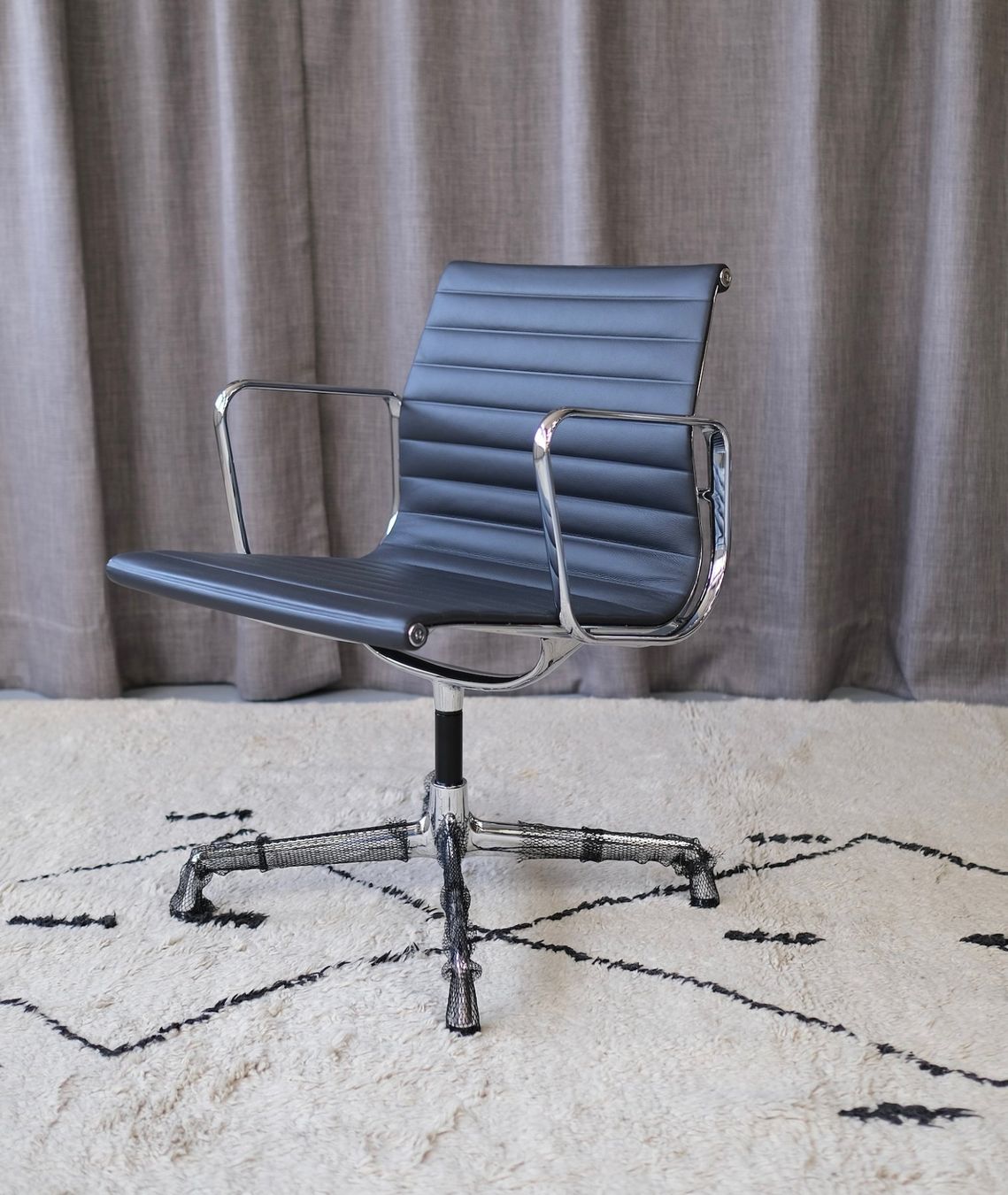 Vitra Sedie: Vitra EA 108 Aluminium chair Eames – Usato da Bern venduto da Zmodern_CON 2