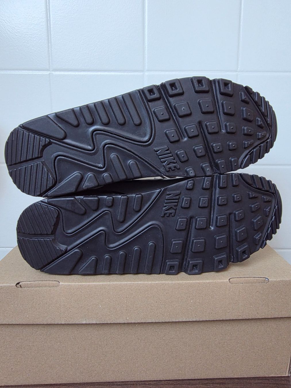 Nike Herrenschuhe: Nike Air Max 90 Drift – Neu und originalverpackt aus Fleurier von dav_xx8y 5
