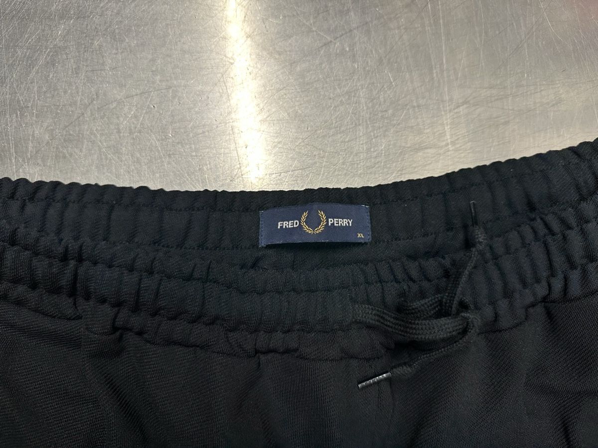 Fred Perry Pantaloni: Fred Perry Trainingshose schwarz – Usato da Schwende venduto da weesli 2