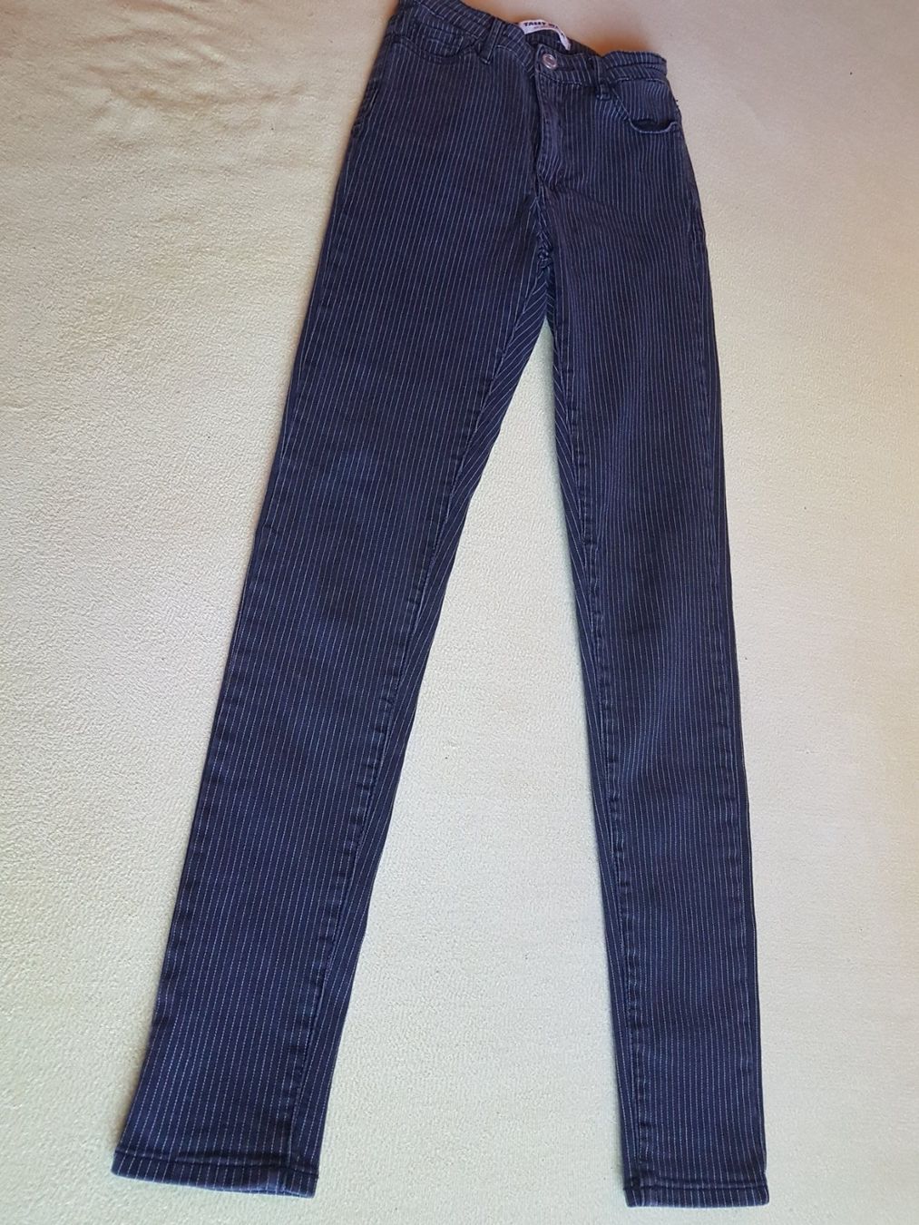Tally Weijl Pantaloni: Pantalon taille 34 marque Tally Weijl – Usato da Villiers venduto da san_jn5w