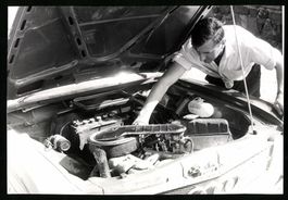 Fotografie Auto Audi 80, Fahrer fummelt 