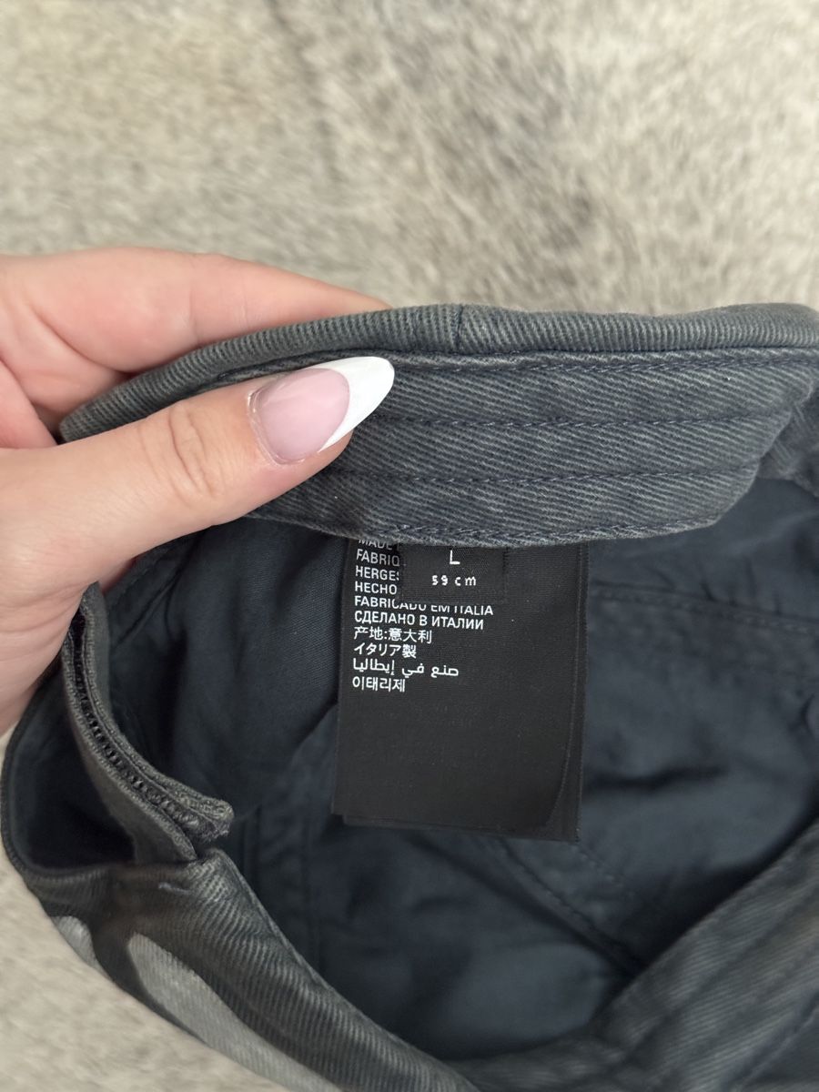 Copricapi, berretti & cappellini: Balenciaga BB sprayed cap – Usato da Stetten AG venduto da senijadb 3