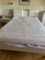Schönes weisses Bett 