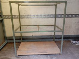 Metal Gestell mit 3 Ablagemöglichkeiten. Massives Gestell