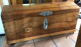 Antike Holztruhe mit gewölbter Decke