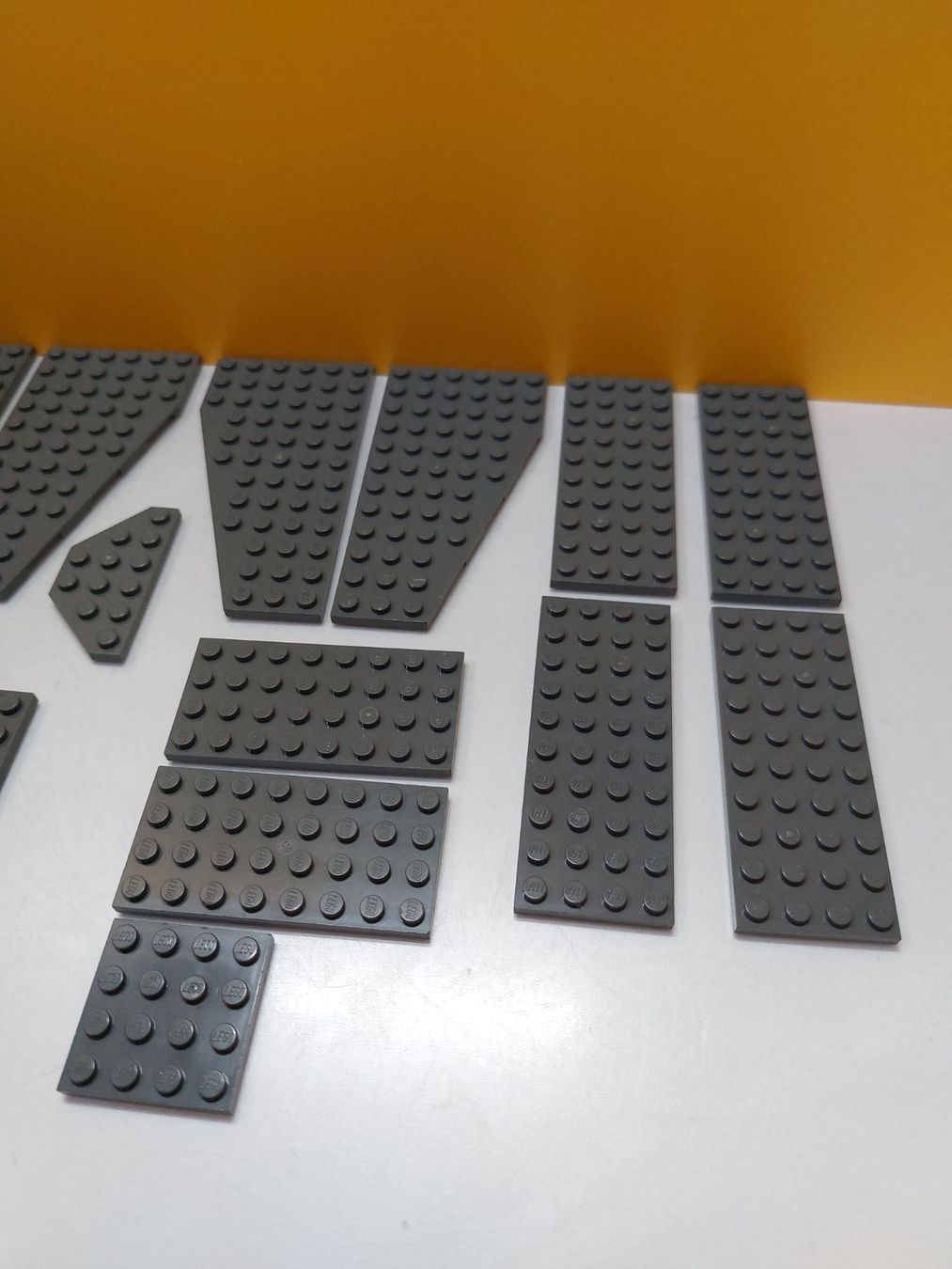 Lego Kit di costruzioni: LEGO 20 dunkelgraue dünne Platten / Plättli – Usato da St.Gallen venduto da TinasBauundSpiel 4