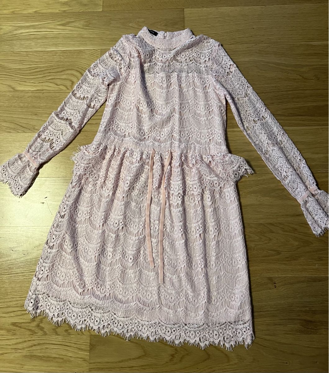 Robes: Pinkes Spitzenkleid Reserved Gr. 34 – D'occasion à Zollikerberg par Huglina