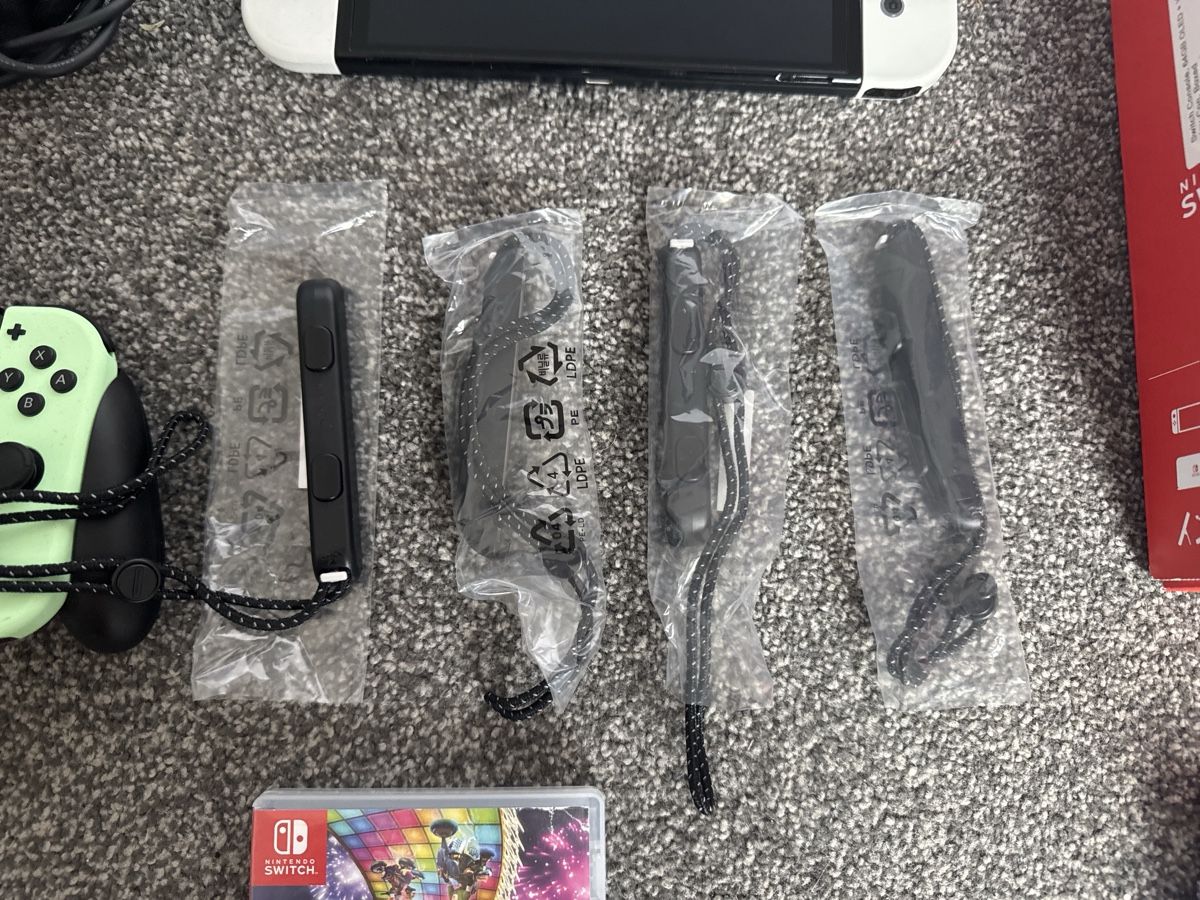 Nintendo Console: Nintendo Switch OLED mit 4 joycons + Mariokart 8 – Usato da Oberuzwil venduto da YoungDusty 3