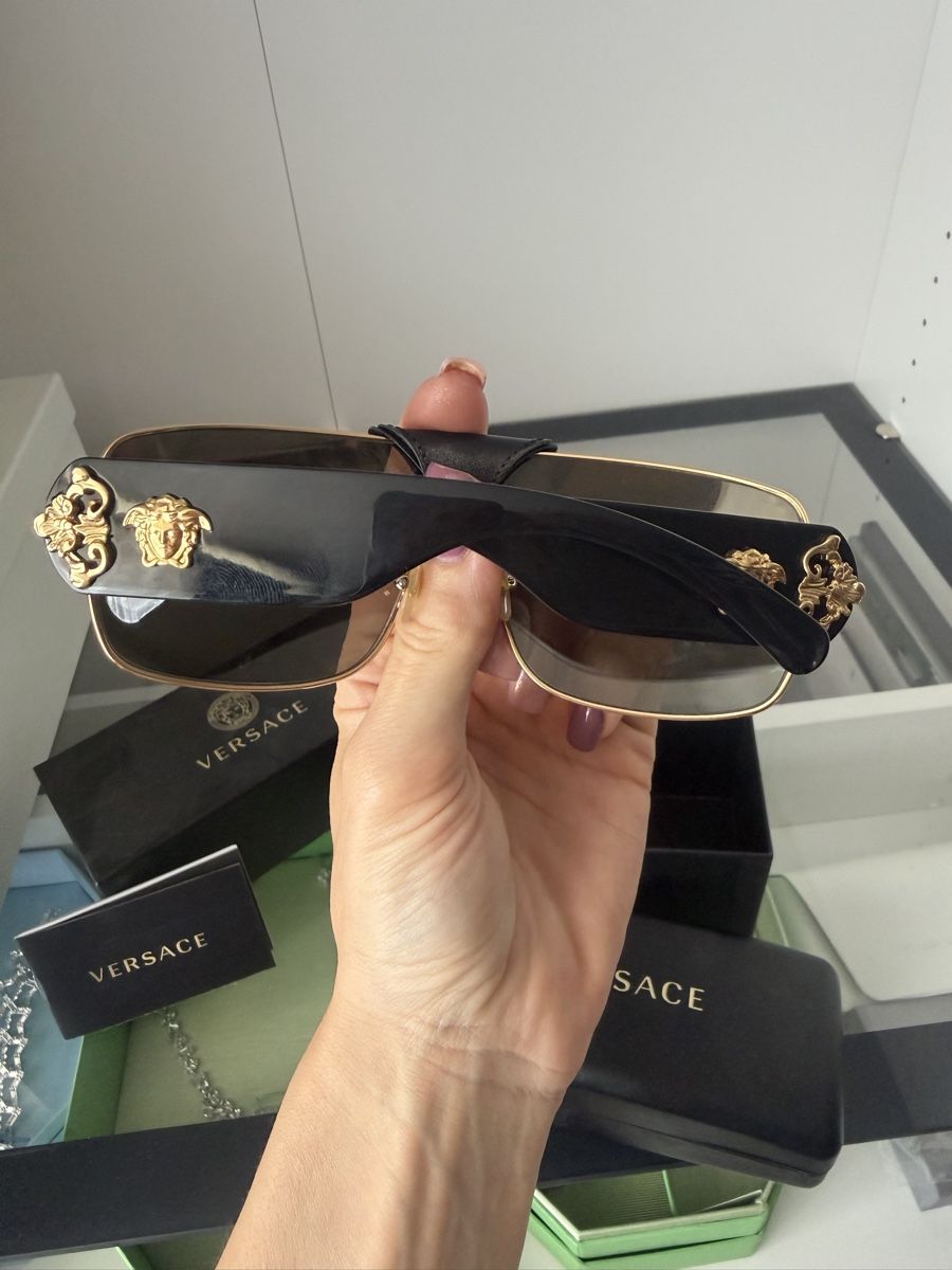Versace Lunettes & Verres: Sonnenbrille Versace mit Etui guter Zustand – D'occasion à Arch par Aga84 2