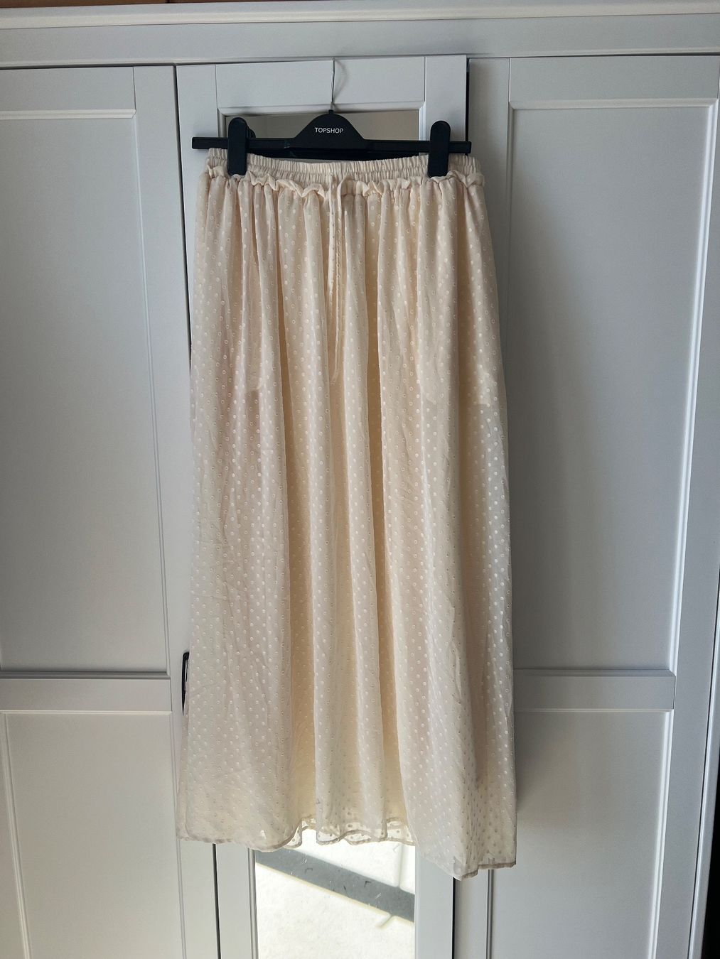 H&M Jupes: Jupe longue à plumetis H&M 42 – D'occasion à Neuchâtel par Thesebootsaremadeforwalking 2