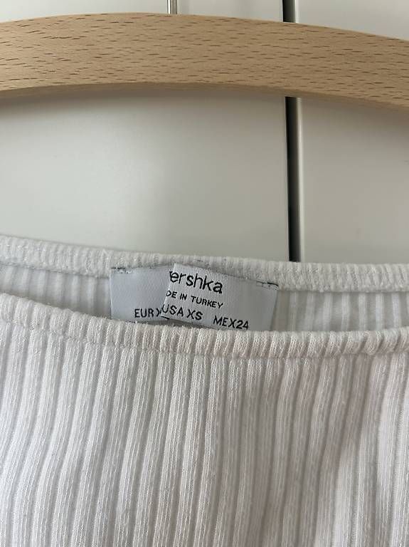 Bershka Maglioni & Felpe: Weisses off shoulder Croptop – Usato da Münsingen venduto da klo_bvb2 2