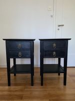 2 schwarze Nachttische