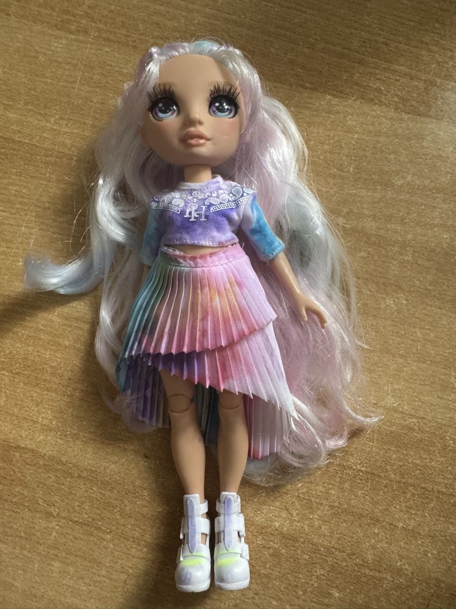 Puppen: Rainbow High Amaya Raine 🌸 – Gebraucht aus Aarburg von manju2007