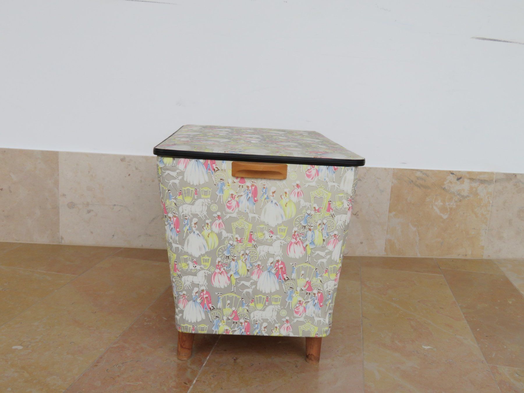 Cassapanche: Vintage Truhe mit dekorativem Muster – Usato da Reinach BL venduto da WBZ-Flohmarkt 3