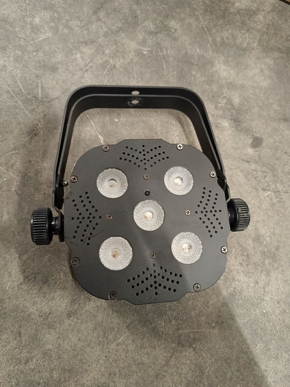 Lampade: Quad Par Profile 5x8 RGB Lampe – Usato da Wolhusen venduto da SolarHub-Outlet 1