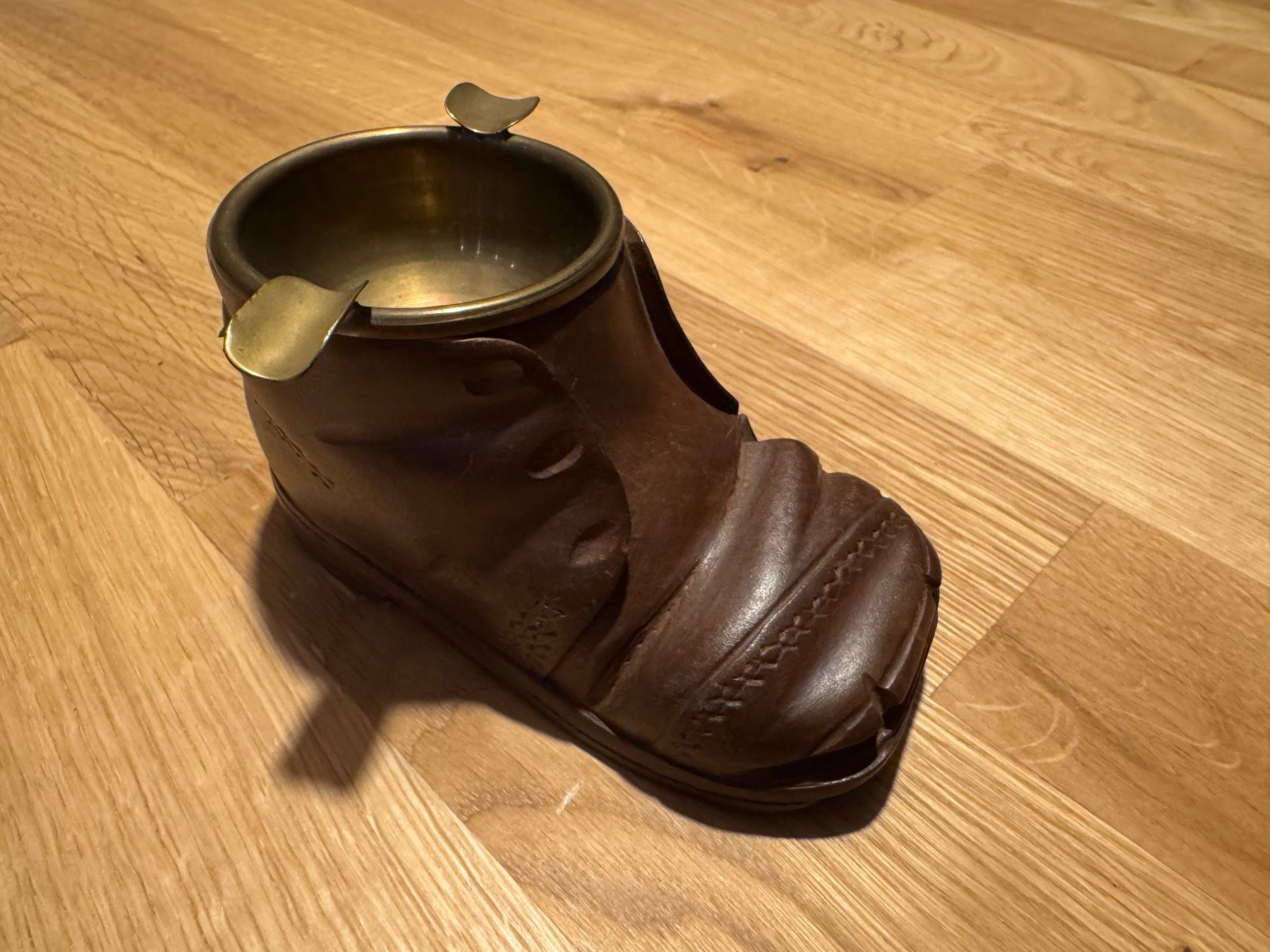 Portacenere: HOLZSCHUH ASCHENBECHER MIT MESSING EINSATZ - HANDGESCHNITZT – Usato da Binningen venduto da Chaussie 1