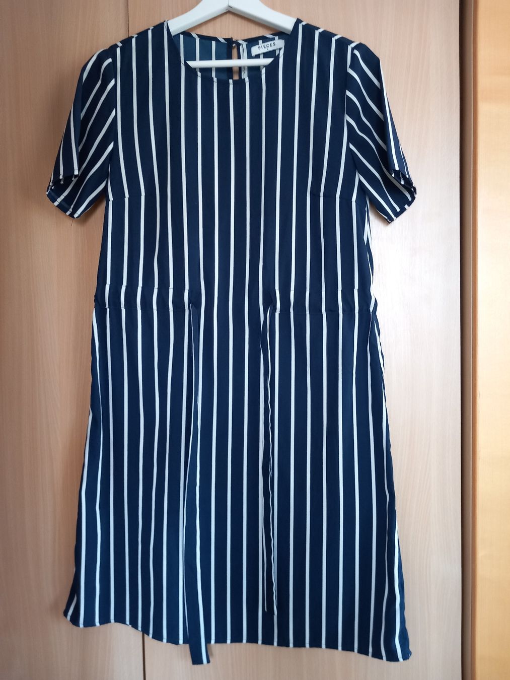 Pieces Vestiti: Robe bleu marine à rayures Pieces – Usato da Faoug venduto da per_kp6r 1