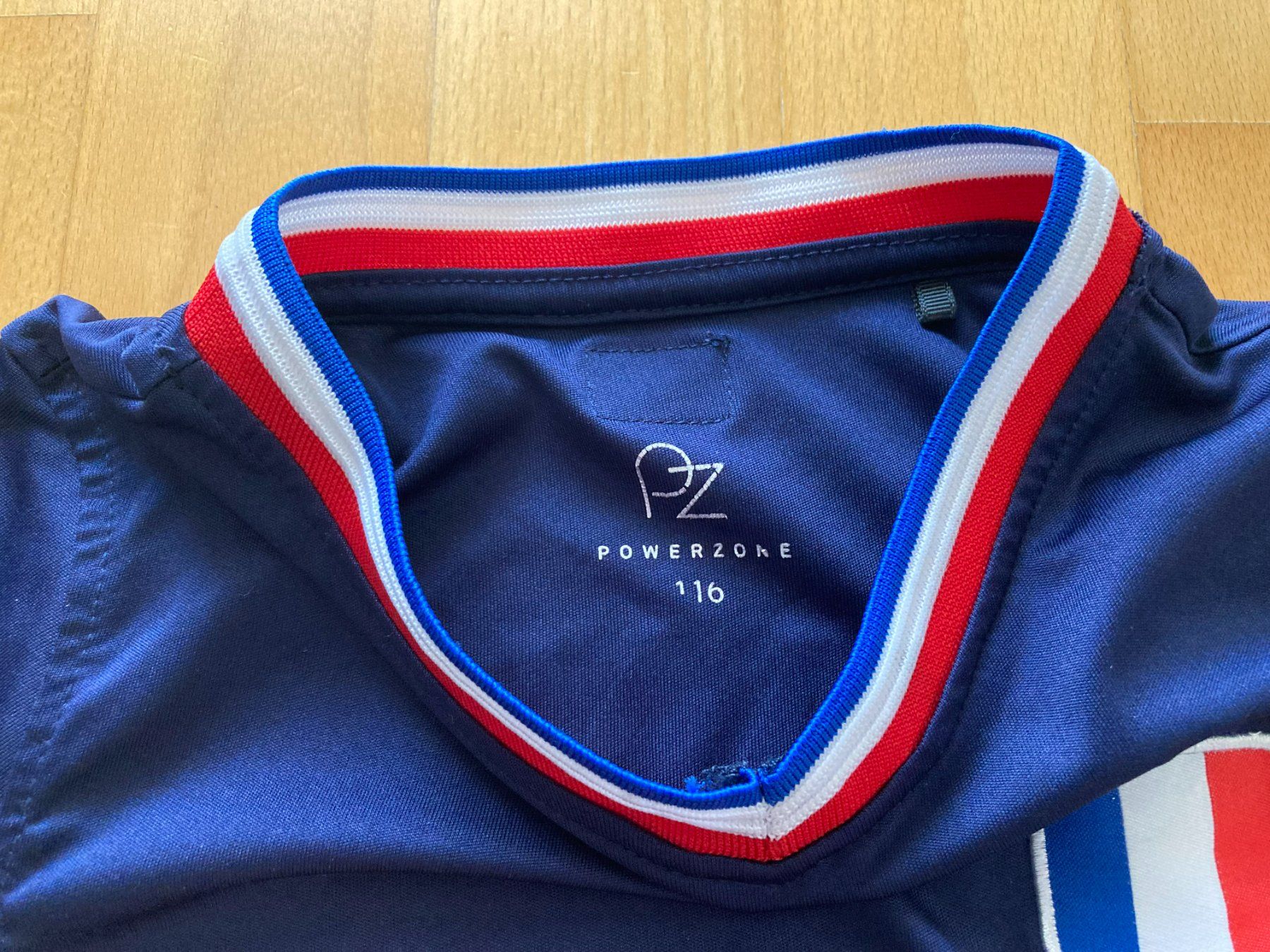 Scarpe, pantaloni & magliette da ginnastica: Trikot Frankreich Gr. 116 Powerzone – Usato da Muttenz venduto da Juvenile33 2