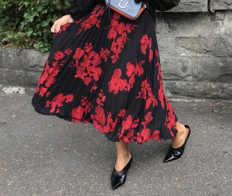 H&M Gonne: Schwarzer Plissee-Rock mit Blumenmuster, Größe 38 – Usato da Zürich venduto da zor_9n5z