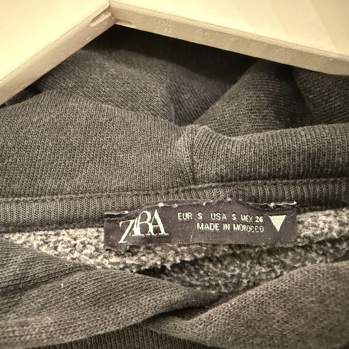 Zara Pulls & Sweat-shirts: Zara Kapuzzenpullover mit Backprint – D'occasion à Oberbüren par s.righetti 2