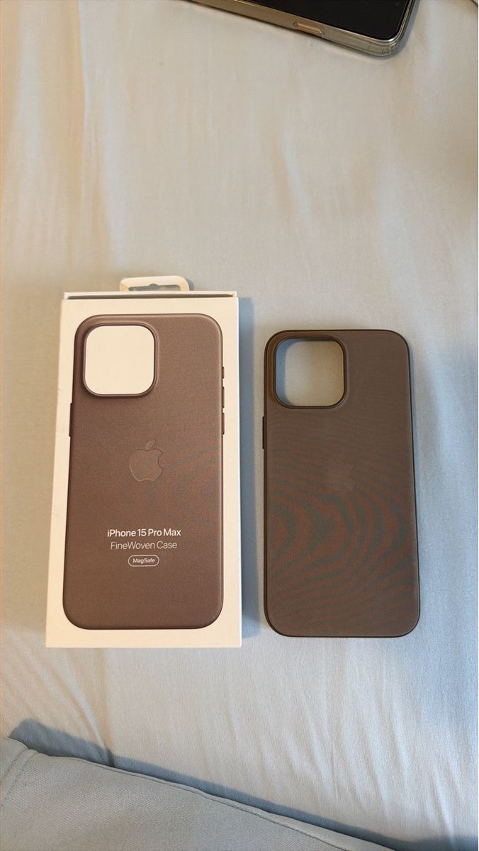 Apple Cover & Protezioni schermo: Apple iPhone 15 Pro Max FineWoven Case gebraucht – Usato da Hellbühl venduto da dodo433