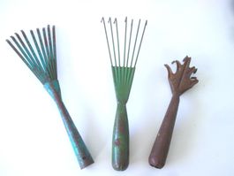 3 alte Gartengeräte