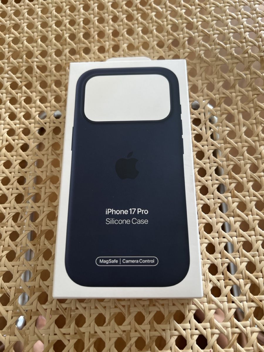 Apple Coques & Protection écran: iPhone 17 Pro Silikon Case mit MagSafe - Mitternacht – Neuf avec emballage d'origine à Bern par pestopasta_079